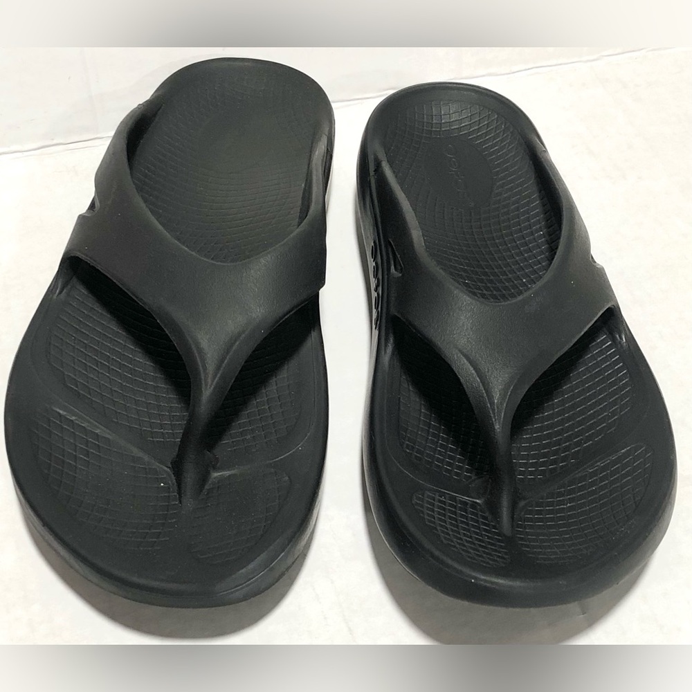 OOFOS Black Women's Foam Thong Sandals - Picture 4 of 11